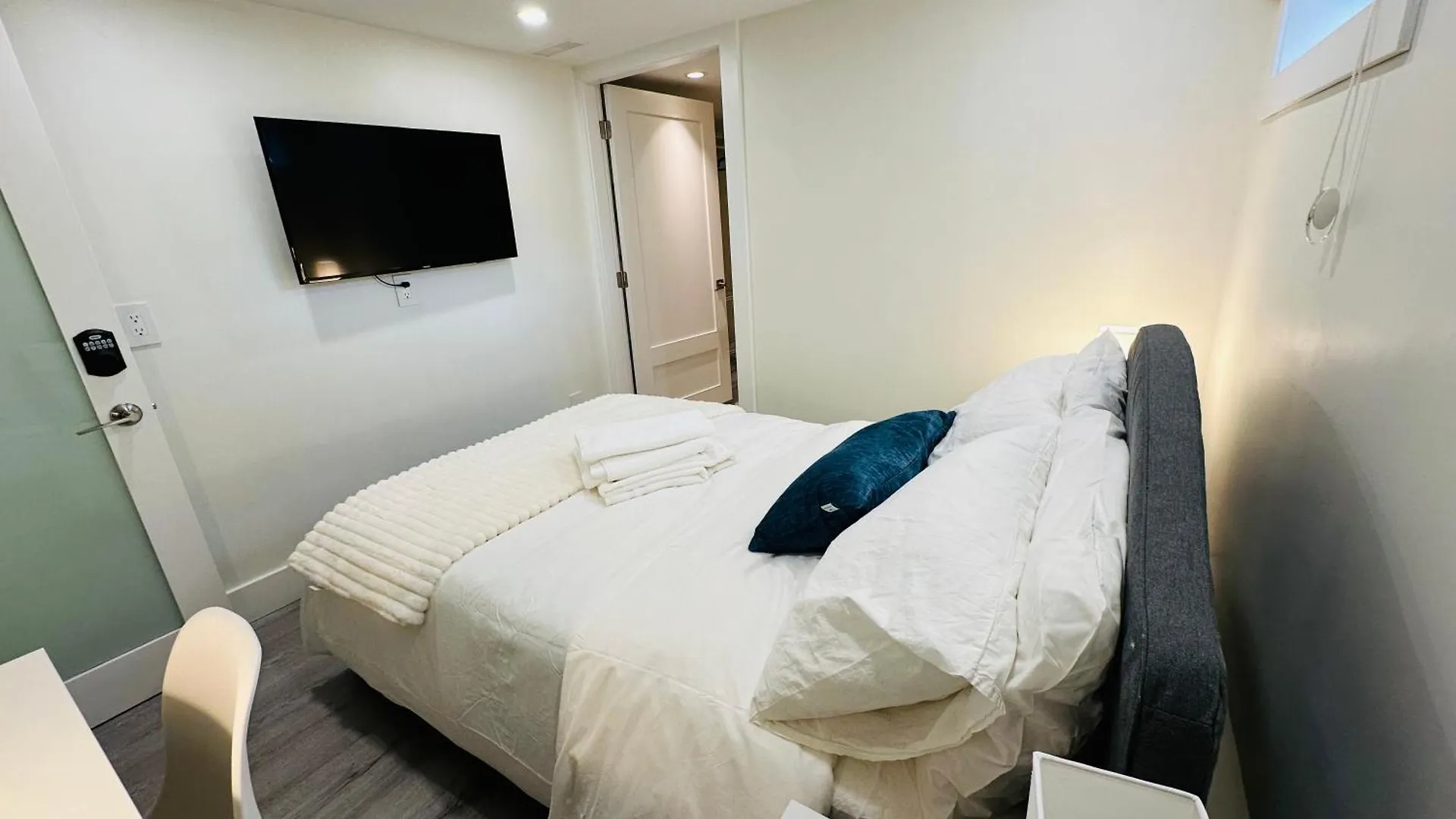 Quiet Basement Suite Steps From Quilchena Park In Vancouver 0*,  Canadá